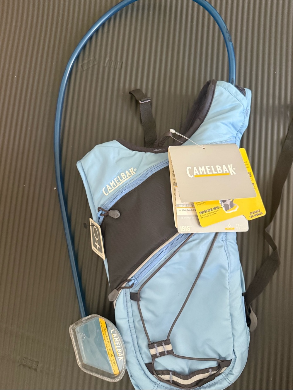 NWT CamelBak Isis Women’s Hydration Backpack – 72 oz / 2.1L Reservoir